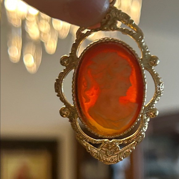 Vintage 1950’s Whiting & Davis Gold Cameo Pendant Necklace - Picture 2 of 16